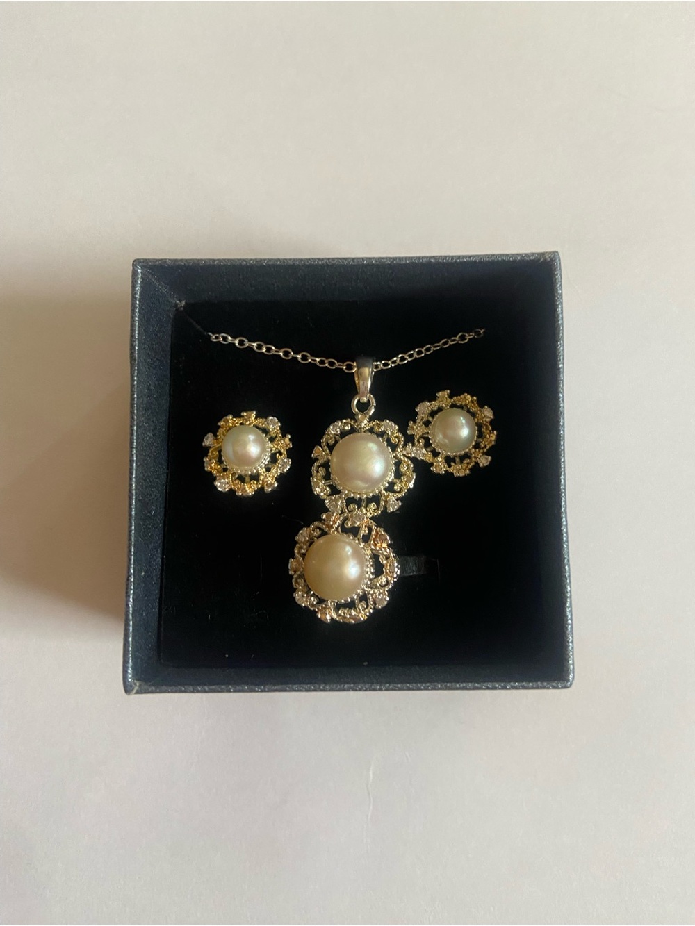 Source Unknown Gold-Tone Pearl Pendant Necklace with Matching Pearl Earrings